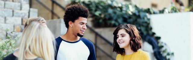 jongeren staan in een groepje bij elkaar