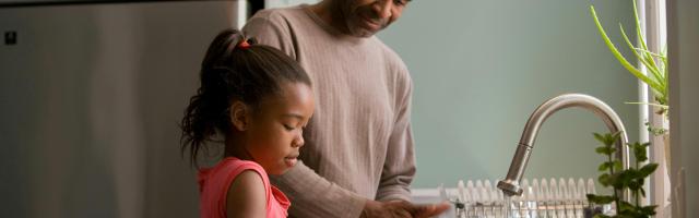 man en kind in de keuken