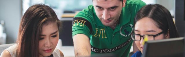 jongeren krijgen instructie bij de computer