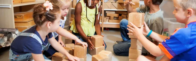 Spelende kinderen met blokken