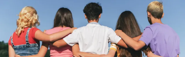 Kinderen knuffelen