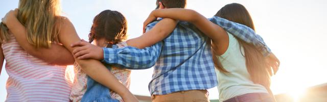 Vrienden knuffel in de zon