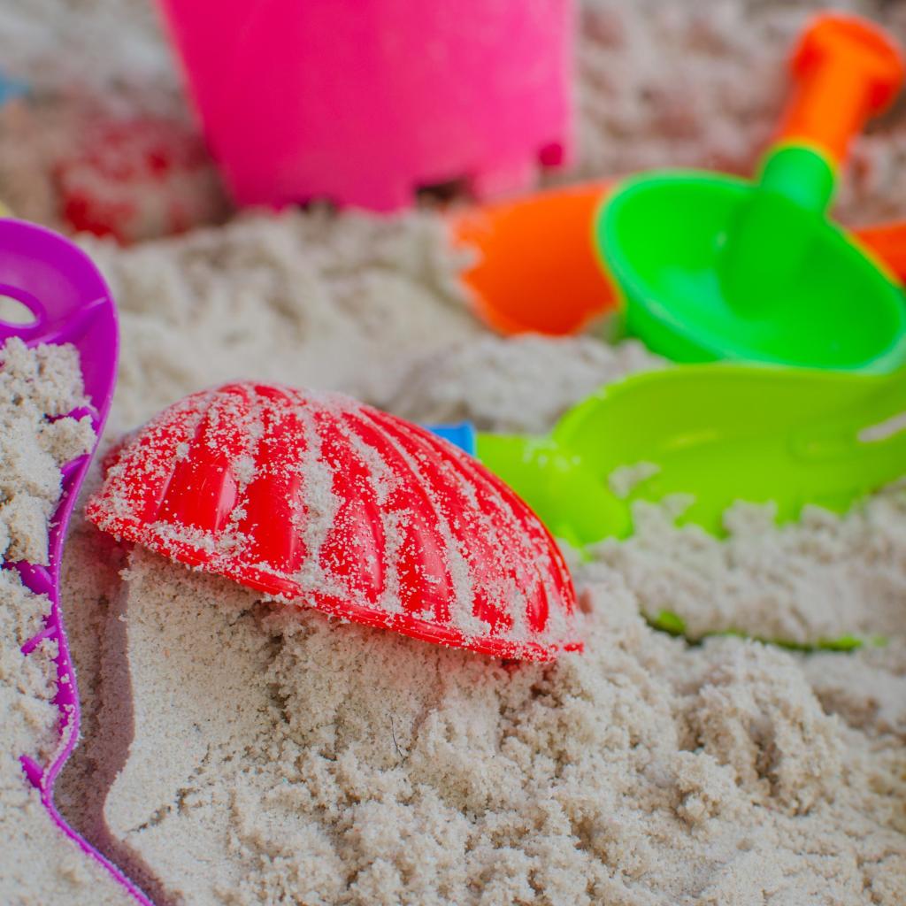 Speelgoed in het zand