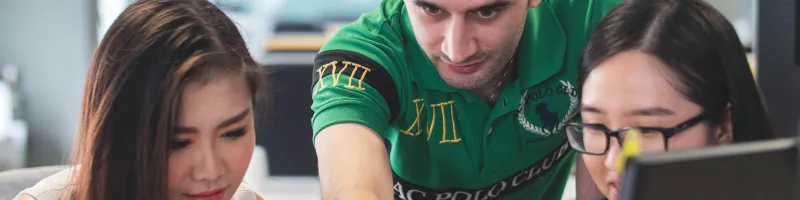 jongeren krijgen instructie bij de computer