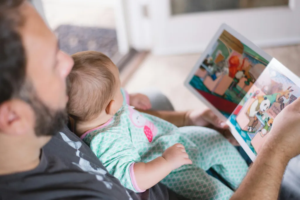 man leest voor