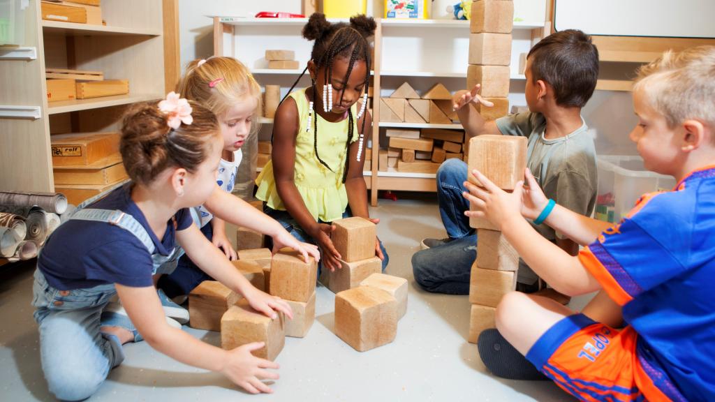 Spelende kinderen met blokken