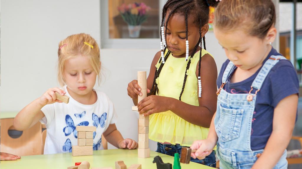 Spelende kinderen met blokken