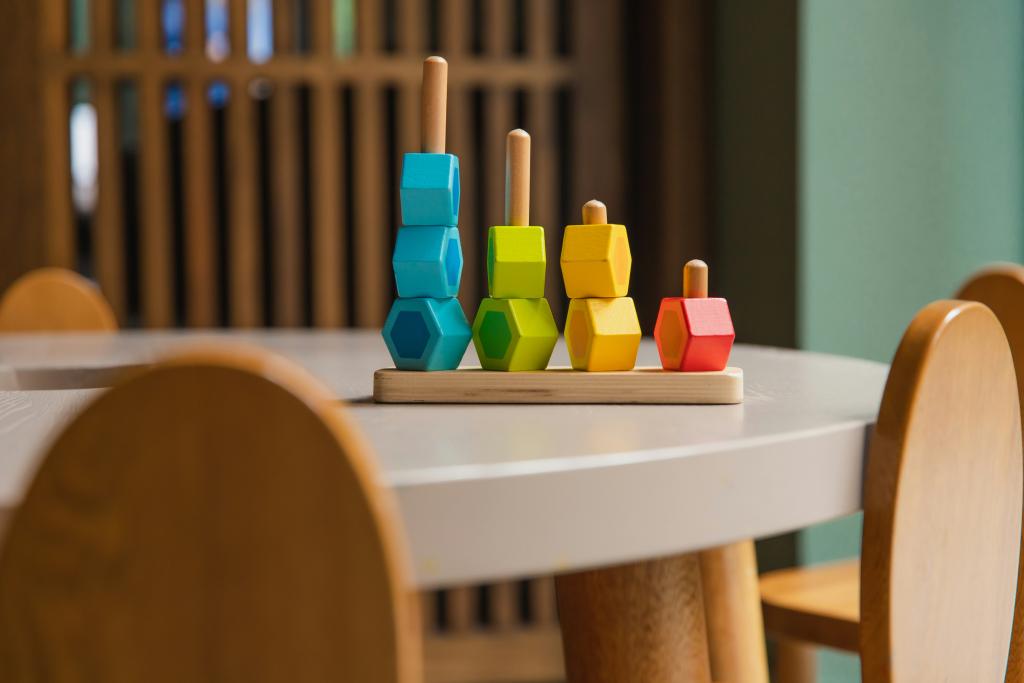 gekleurde blokjes op tafel