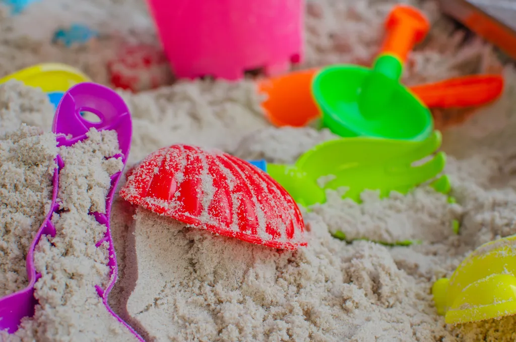 Speelgoed in het zand