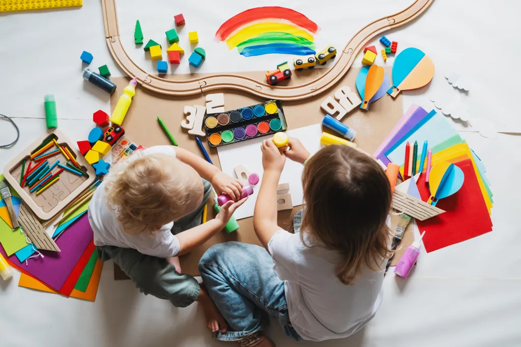 Twee kinderen knutselen