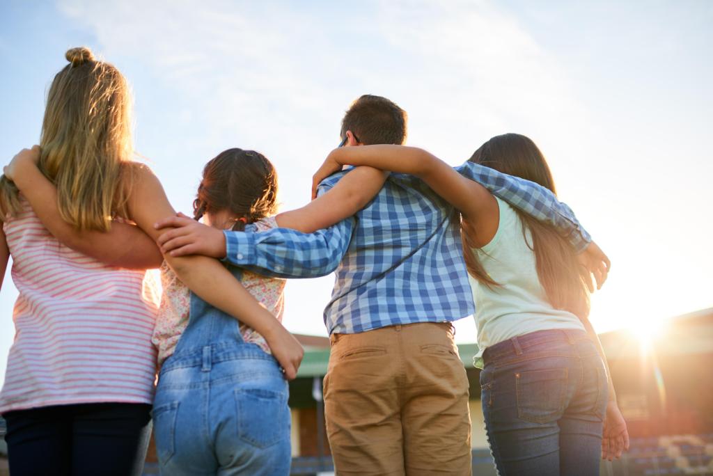 Vrienden knuffel in de zon